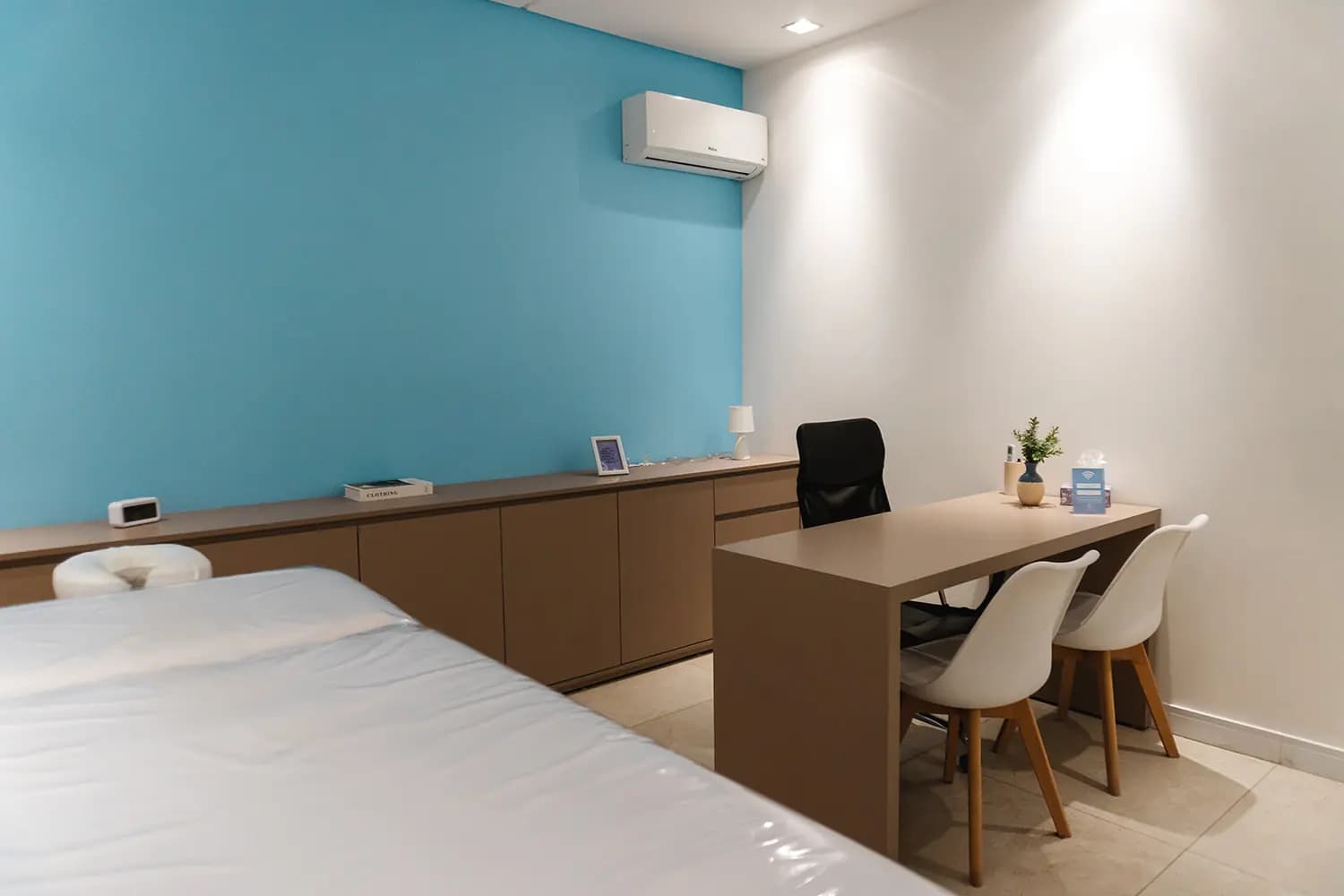 Consultório com mobiliário elegante e clima sereno