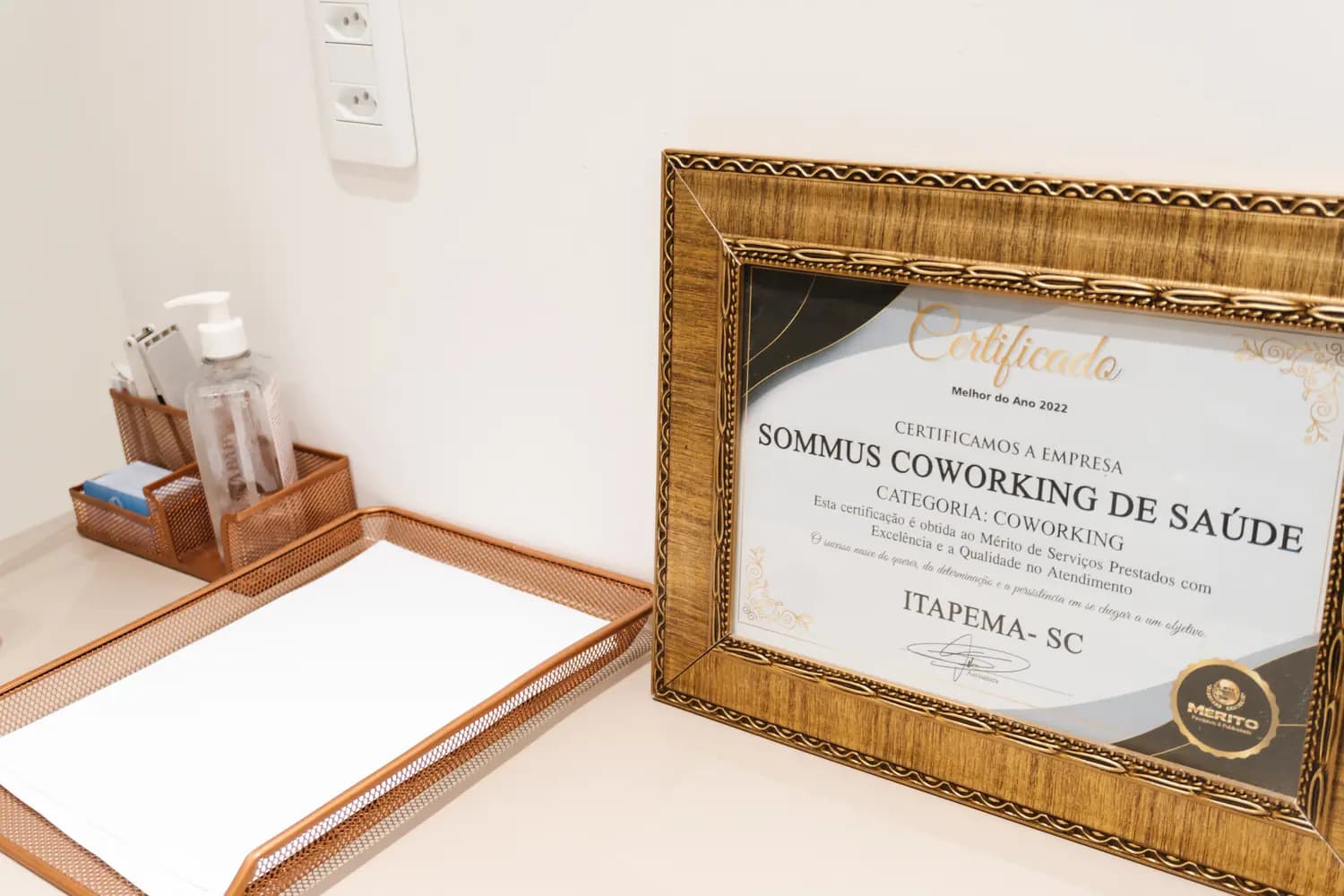 Consultório do Sommus com mesa de atendimento e detalhes em tom de praia