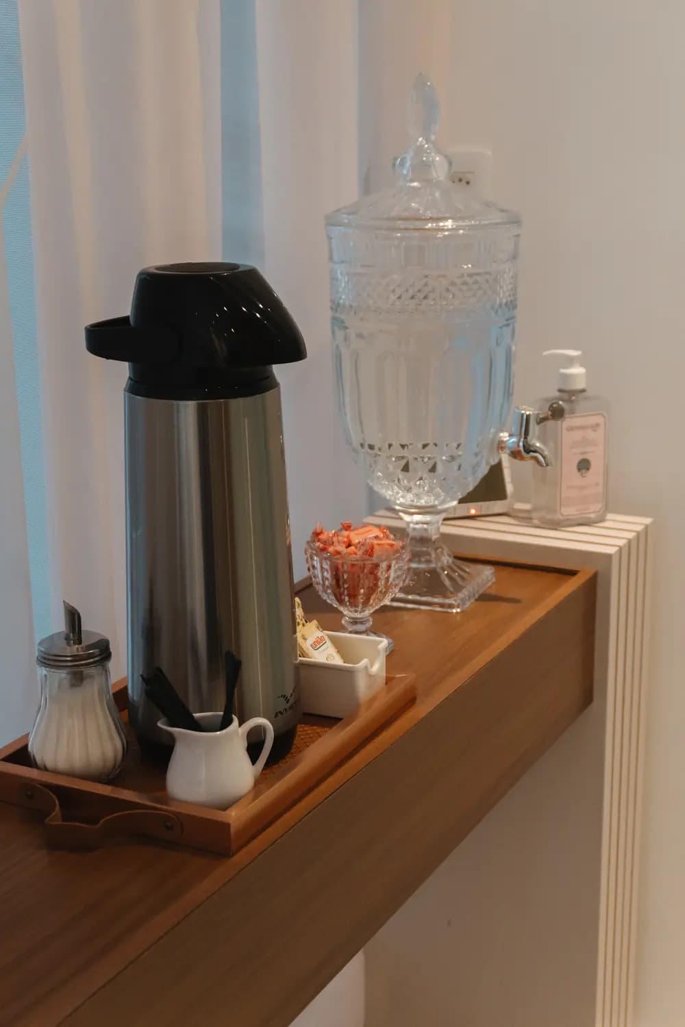 Recepção aconchegante do Sommus com café, chá e som ambiente