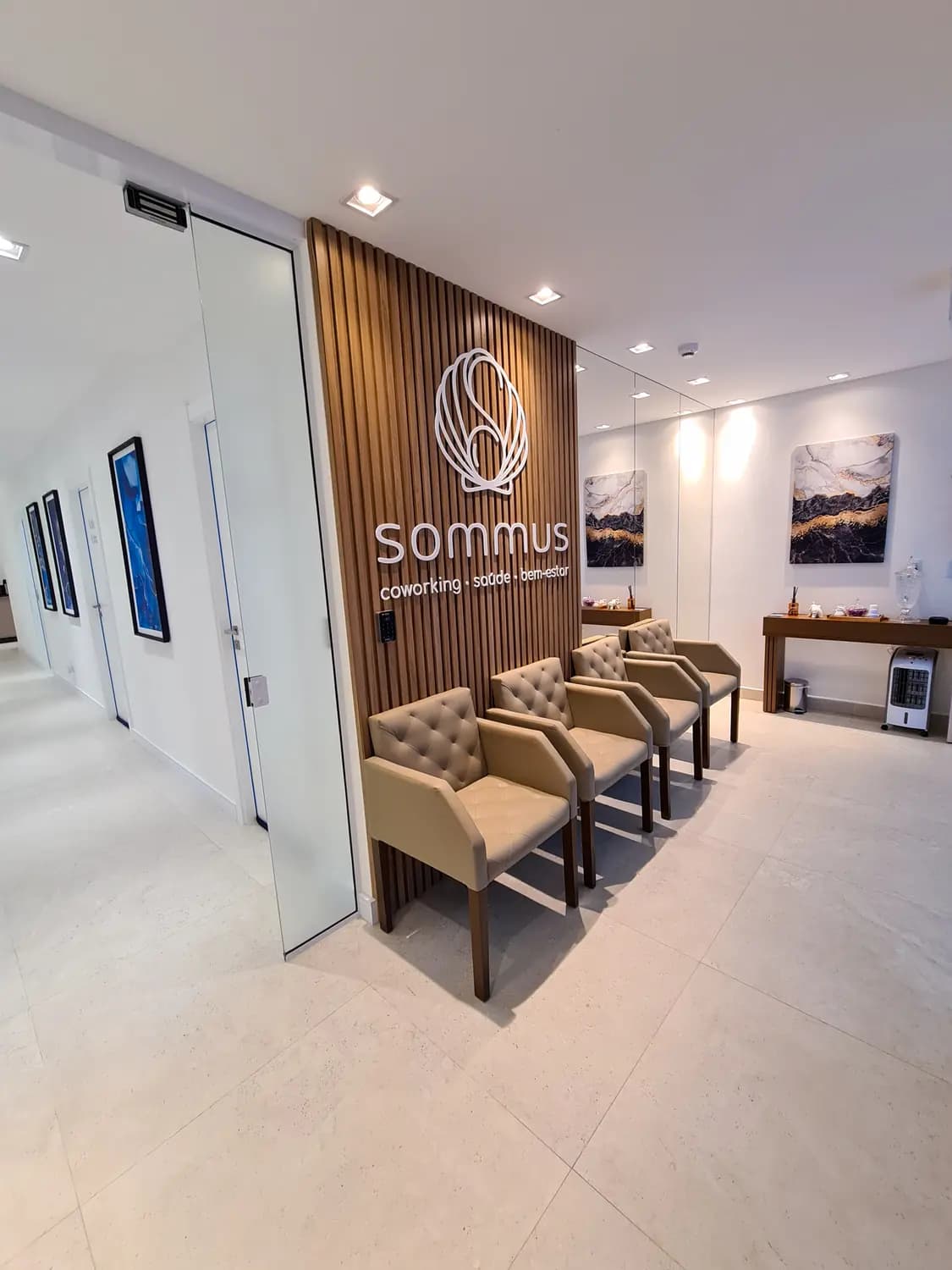 Recepção do Sommus com o logo na parede