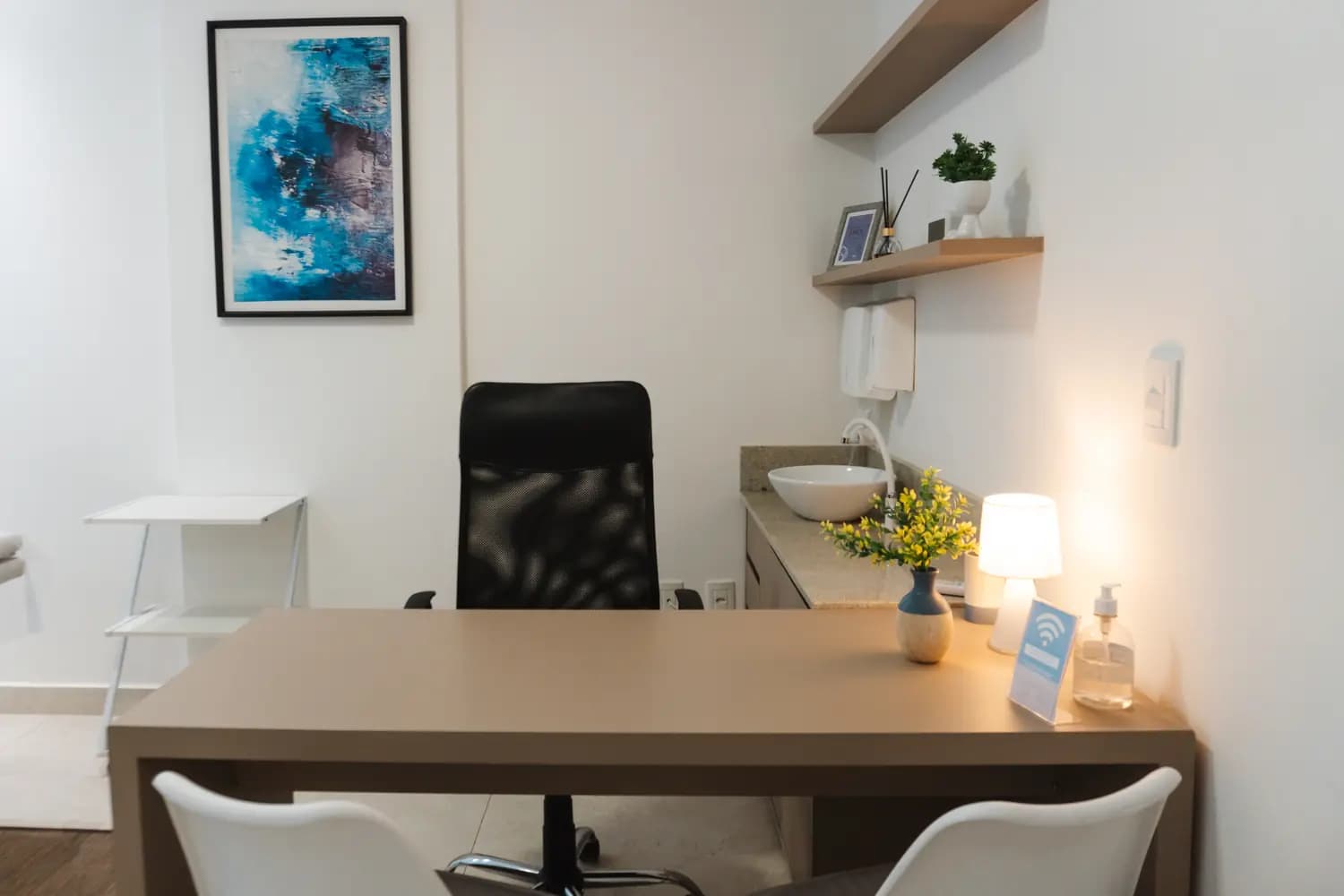 Sala Amores: consultório clean com mesa, cadeiras e decoração em tema praia