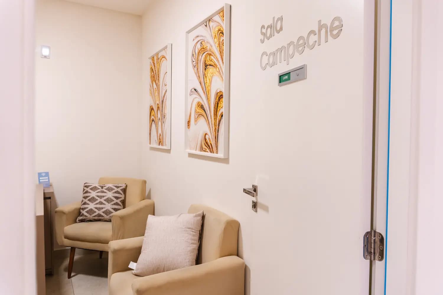 Porta da Sala Campeche com indicador de sala livre e poltronas aconchegantes para atendimento