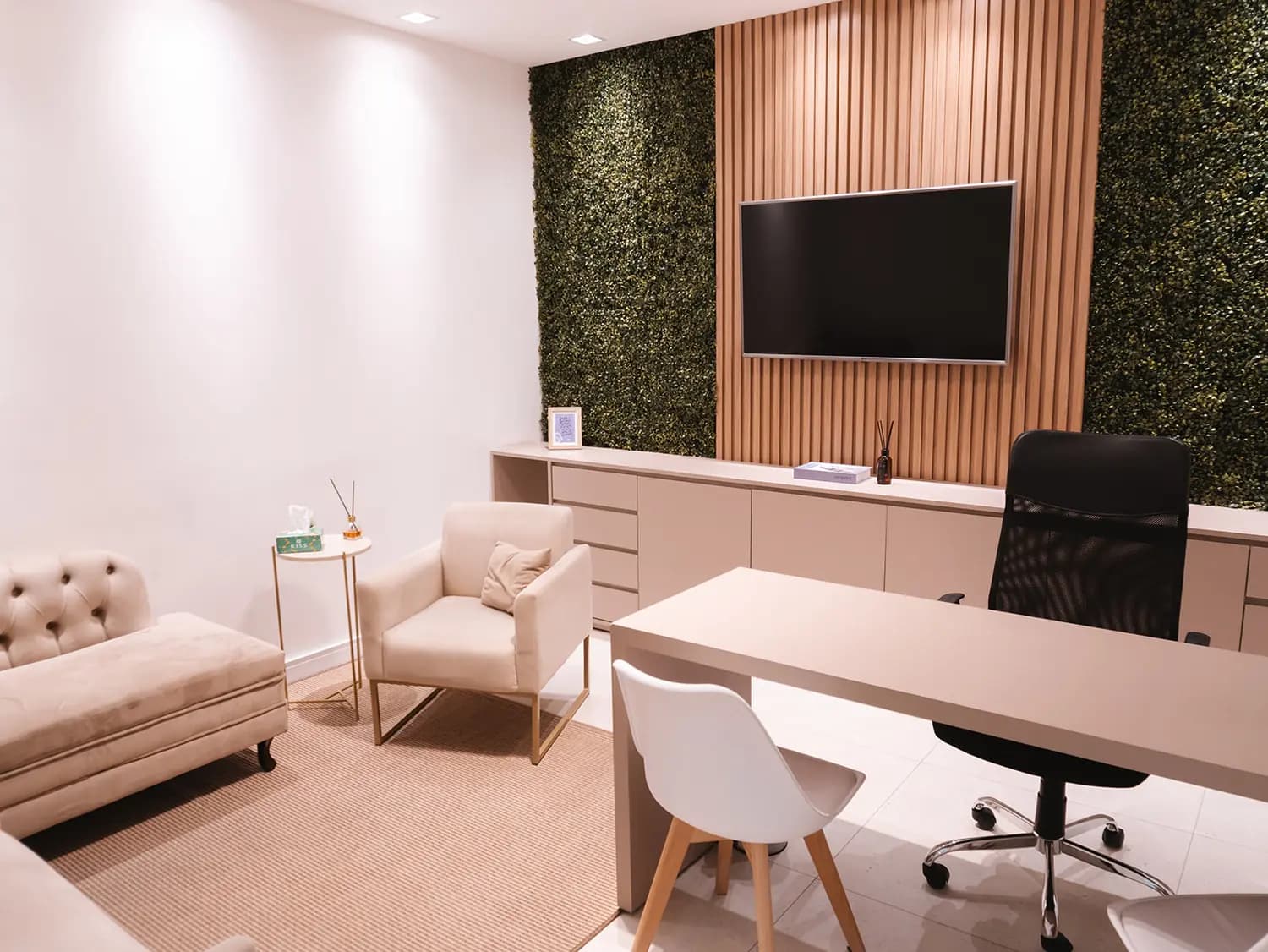 Consultório do Sommus montado com poltrona, mesa de atendimento e parede de jardim vertical
